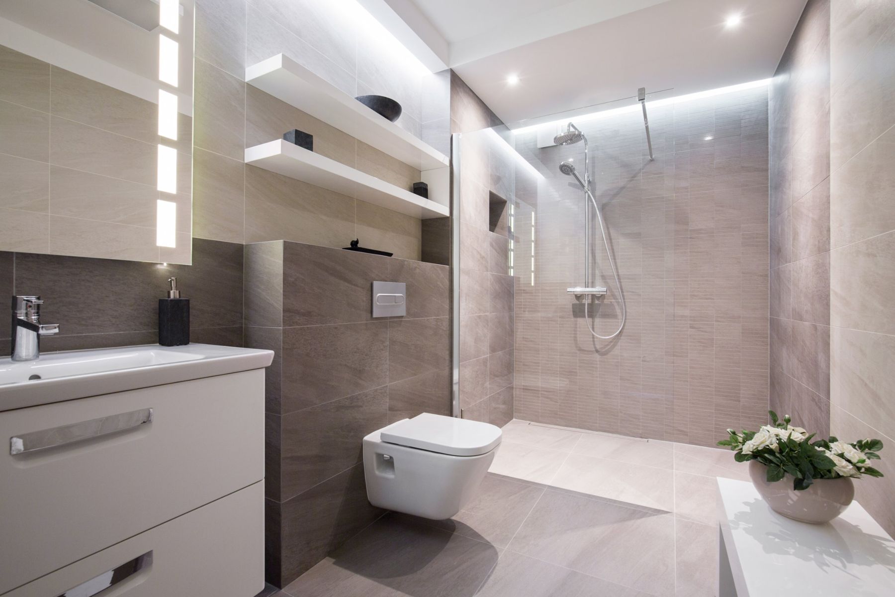 Modernes Bad mit bodengleicher Dusche und wandhängendem WC