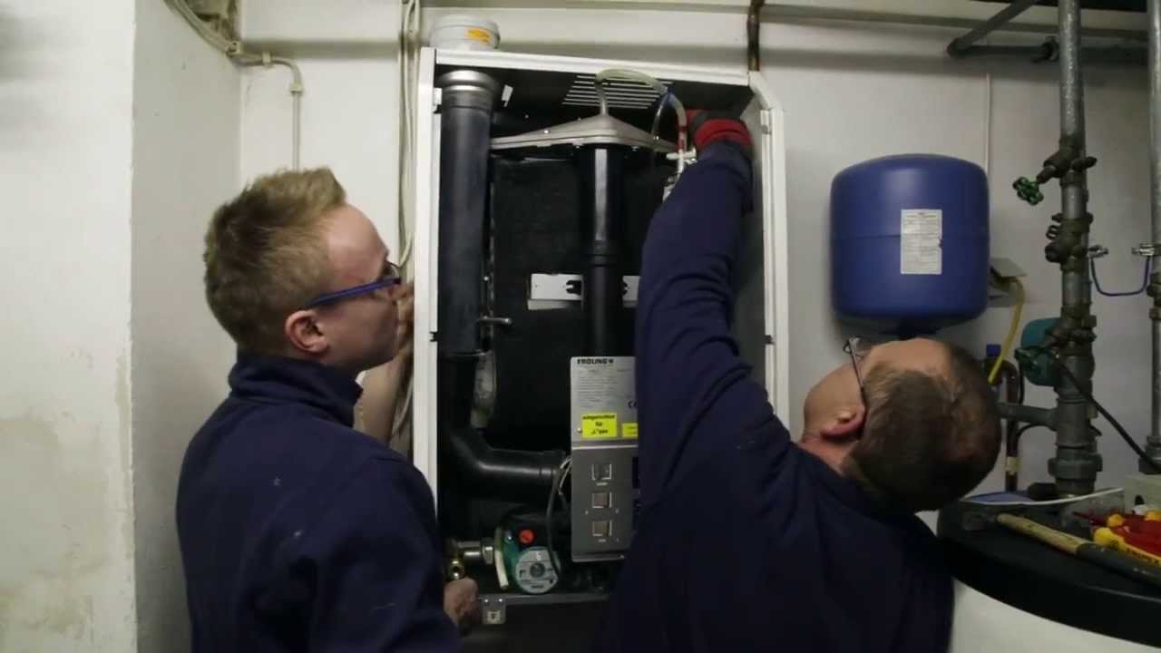 Zwei Monteure von Scheib bei der Arbeit an einer Heizungsanlage